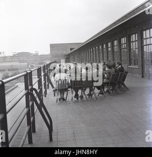 Années 1950, historique, Angleterre, groupe de femmes étudiant à un collège de formation des enseignants femmes ont une classe avec leur enseignant à l'extérieur sur le balcon. Banque D'Images