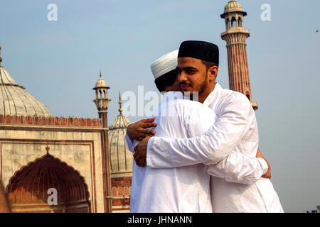 Deux hommes musulmans avec happy smiley faces célèbre festival islamique Eid ul Fitr la fête de l'amour et la joie et qui souhaitent en serrant l'un à l'autre Banque D'Images