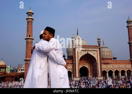 Deux hommes musulmans avec happy smiley faces célèbre festival islamique Eid ul Fitr la fête de l'amour et la joie et qui souhaitent en serrant l'un à l'autre Banque D'Images