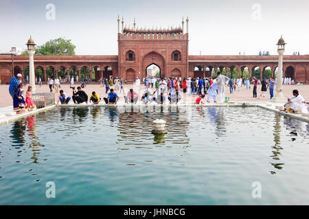 Les gens à l'architecture symétrique et l'étang de l'eau sainte ablution islamique c.-à-d'étang à l'intérieur de Jama Masjid à l'occasion de l'Aïd al Fitr Banque D'Images