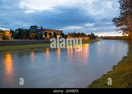 Uzh River et le théâtre theatre de la soirée, Uzhgorod, Ukraine Banque D'Images