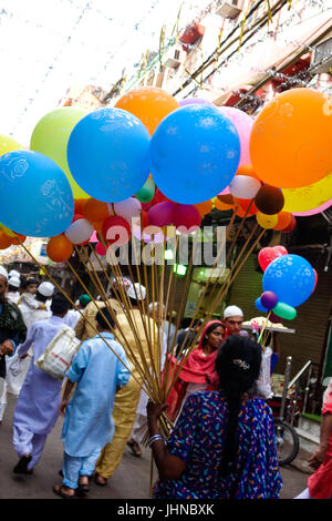 Une vieille dame la vente de ballons colorés dans le marché du vieux Delhi, Chandni Chowk, à l'occasion de Eid-Al-Fitr Banque D'Images