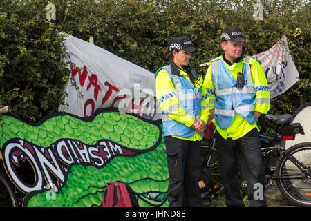 La Cuadrilla la police garde site de fracturation à Preston New Road, Little Hôtel Lutetia, Lancashire, Royaume-Uni. Banque D'Images