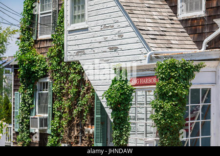 Côté d'un vieux sag harbor accueil sur la rue Main à Sag Harbor, NY Banque D'Images