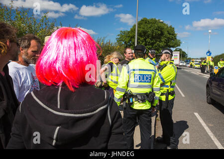 La Cuadrilla la police garde site de fracturation à Preston New Road, Little Hôtel Lutetia, Lancashire, Royaume-Uni. Banque D'Images