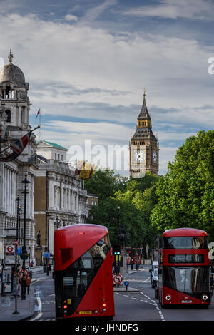 Big Ben et des autobus à impériale rouge sur Whitehall Street, Londres, Angleterre, Royaume-Uni Banque D'Images