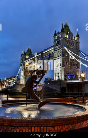 Tower Bridge et 'Girl avec un dauphin' sculpture (par David Wynne, 1973), Londres, Angleterre, Royaume-Uni Banque D'Images