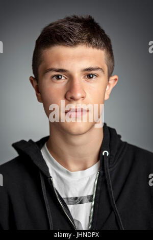 Caucasian teenager studio portrait sur fond gris Banque D'Images