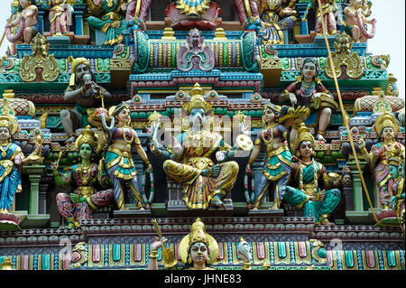 Ornate statues sur le Gopuram (tour-porte) de la Sri Veeramakaliamman Temple, Serangood Road, Little India, Singapour Banque D'Images