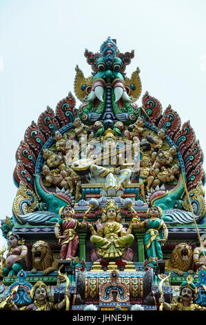 Ornate statues sur le Gopuram (tour-porte) de la Sri Veeramakaliamman Temple, Serangood Road, Little India, Singapour Banque D'Images