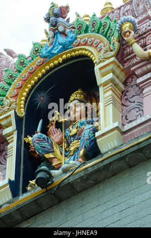 Ornate statues sur le Gopuram (tour-porte) de la Sri Veeramakaliamman Temple, Serangood Road, Little India, Singapour Banque D'Images