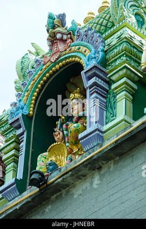 Ornate statues sur le Gopuram (tour-porte) de la Sri Veeramakaliamman Temple, Serangood Road, Little India, Singapour Banque D'Images