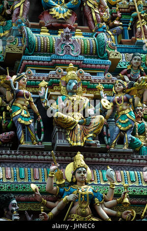 Ornate statues sur le Gopuram (tour-porte) de la Sri Veeramakaliamman Temple, Serangood Road, Little India, Singapour Banque D'Images