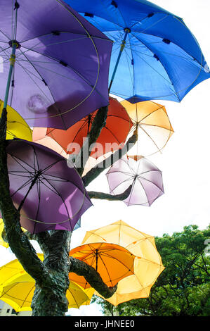 Installation d'art public avec différentes couleurs de parapluies de plus en plus' de plusieurs 'arbres', offrant un abri contre le soleil et la pluie. Little India, Singapour Banque D'Images