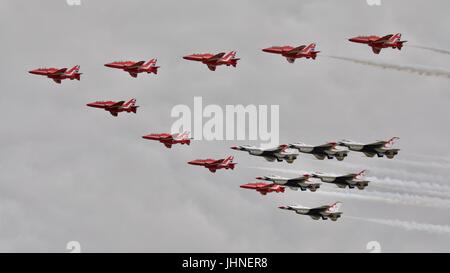 Les flèches rouges volant en formation avec les Thunderbirds de l'USAF au Royal International Air Tattoo 2017 Banque D'Images