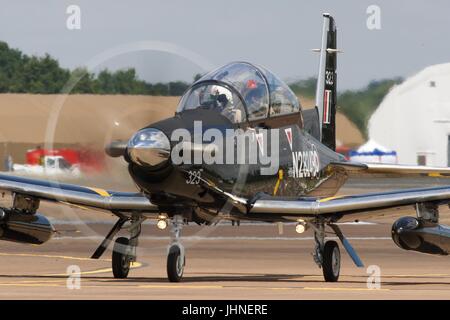 Tucano T1 RAF taxiing sur la piste au Royal International Air Tattoo Banque D'Images