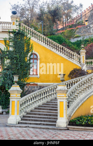 Escalier jaune sur la colline Santa Lucia à Santiago, Chili Banque D'Images