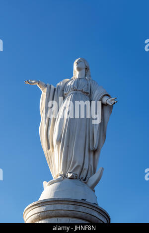 Statue religieuse et ciel bleu sur la colline de San Cristobal à Santiago, Chili Banque D'Images