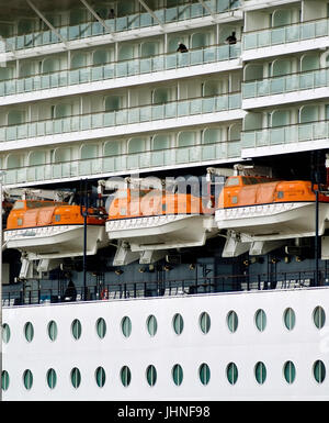 Bateau de croisière Celebrity Constellation amarré au port au Prince Edward Island avec sauvetage.. Banque D'Images