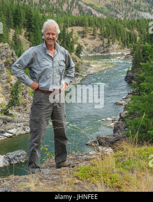 Self Portrait de John au-dessus de l'agnelage gorge alberton sur la rivière Clark Fork près d'Alberton, Montana Banque D'Images