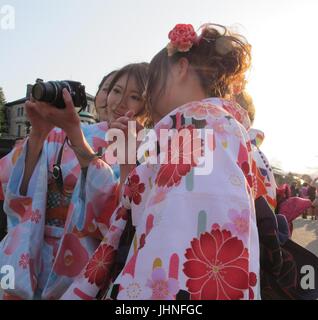 Les filles japonaises prennent des photos Banque D'Images