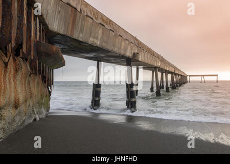 En vertu de Pacifica Pier Municipal au coucher du soleil. Banque D'Images