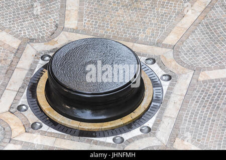 Détail d'une cour intérieure avec une fontaine ronde dans l'upper west side de Manhattan. Banque D'Images