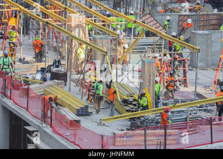 Un site occupé construciton sur un immeuble de grande hauteur dans l'upper west side de Manhattan Banque D'Images