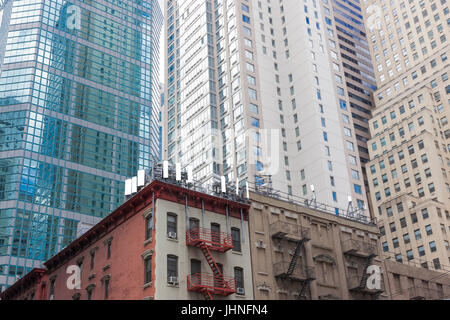 Les antennes de téléphonie cellulaire de faible hauteur sur un appartement d'angle sur le toit du bâtiment dans midtown east, New York, NY, États-Unis Banque D'Images