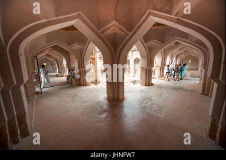 Les Indiens marche sur le couloir de l'imprimeur de la baignoire Palace, Hampi, Karnataka, Inde Banque D'Images