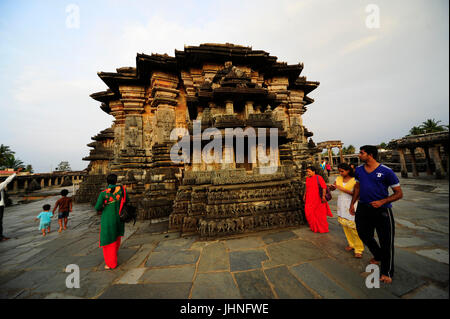 Les Indiens se rendant sur Chennakeshava temple, Belur, Karnataka, Inde Banque D'Images