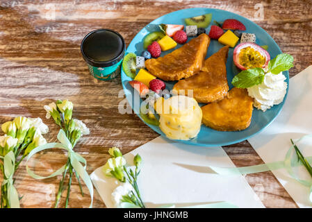 Le Pain perdu servi avec des fruits tropicaux exotiques avec de la crème glacée gelato Banque D'Images