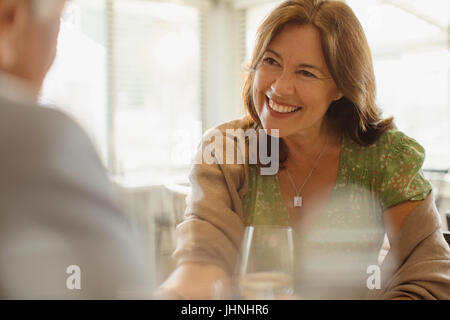 Smiling mature woman enjoying date, dîner au restaurant Banque D'Images