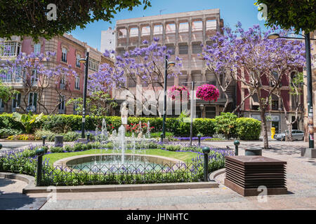 Place dans le centre de la ville d'Almeria, Andalousie, Espagne Banque D'Images