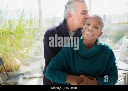 Portrait of romantic couple hugging and kissing Banque D'Images