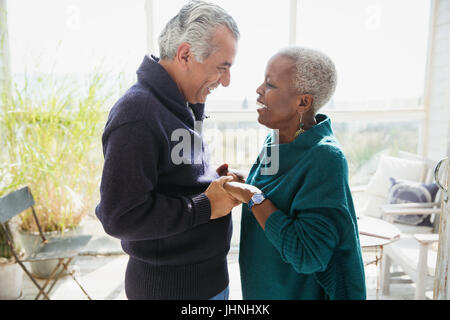 Affectionate couple holding hands face à face Banque D'Images