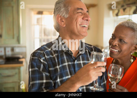 Rire senior couple drinking white wine Banque D'Images