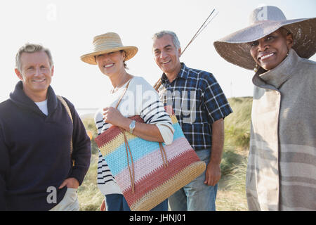 Portrait of smiling mature couples on sunny beach Banque D'Images