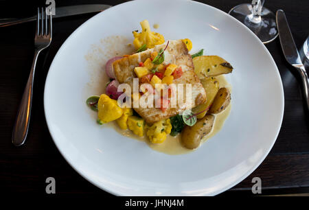 Flétan délicieux dîner servi à l'Ascenseur restaurant de Vancouver, en Colombie-Britannique. Banque D'Images