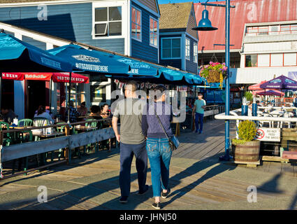 Les gens qui marchent et salle à manger sur le trottoir de mon Fishermans Wharf à Steveston British Columbia Canada Banque D'Images