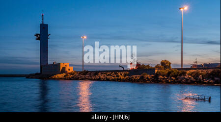 Vue panoramique sur la mer et le port d'Almería commerciaux la nuit, Almeria, Andalousie, Espagne Banque D'Images