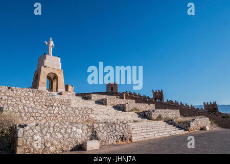 Statue du Sacré-cœur de Jésus, située au sommet du Cerro de San Cristobal le long des murs de la Citadelle, construit en marbre blanc, Almeria, Banque D'Images