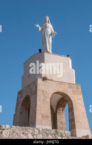 Statue du Sacré-cœur de Jésus, située au sommet du Cerro de San Cristobal le long des murs de la Citadelle, construit en marbre blanc, Almeria, Banque D'Images