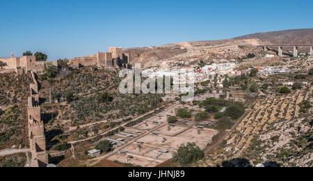 Vue depuis la forteresse maure de maisons et bâtiments le long du port d'Almeria, Andalousie, Espagne Banque D'Images