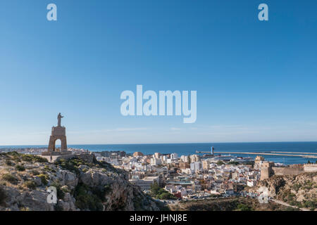 Statue du Sacré-cœur de Jésus, située au sommet du Cerro de San Cristobal le long des murs de la Citadelle, construit en marbre blanc, Almeria, Banque D'Images