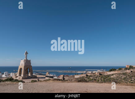 Statue du Sacré-cœur de Jésus, située au sommet du Cerro de San Cristobal le long des murs de la Citadelle, construit en marbre blanc, Almeria, Banque D'Images