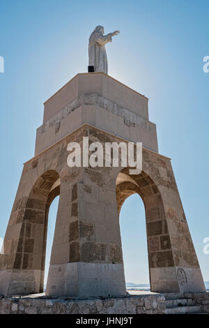 Statue du Sacré-cœur de Jésus, située au sommet du Cerro de San Cristobal le long des murs de la Citadelle, construit en marbre blanc, Almeria, Banque D'Images