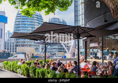 Les gens sur l'ancien rond-point de la rue, City Road, Londres, Angleterre, Royaume-Uni Banque D'Images