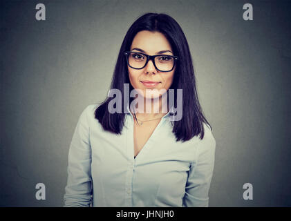 Portrait d'une femme sérieuse Banque D'Images