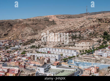 Vue depuis la forteresse maure de maisons et bâtiments le long du port d'Almeria, Andalousie, Espagne Banque D'Images